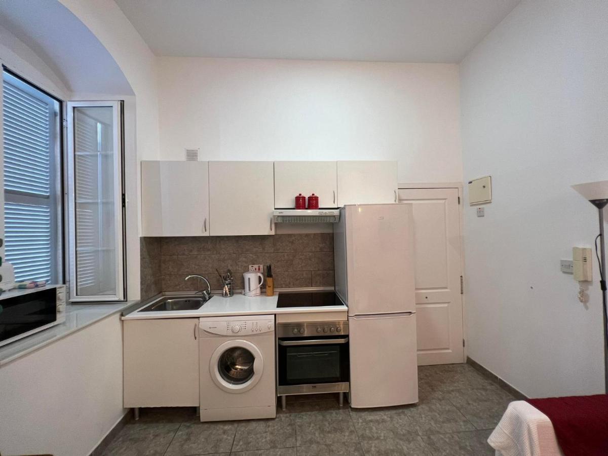 Quirky 1Br Just Off Main Street Prime Location Apartment Гибралтар Екстериор снимка